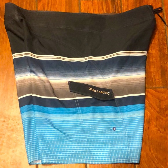Billabong Platinum board shorts. 42 - Picture 2 of 4